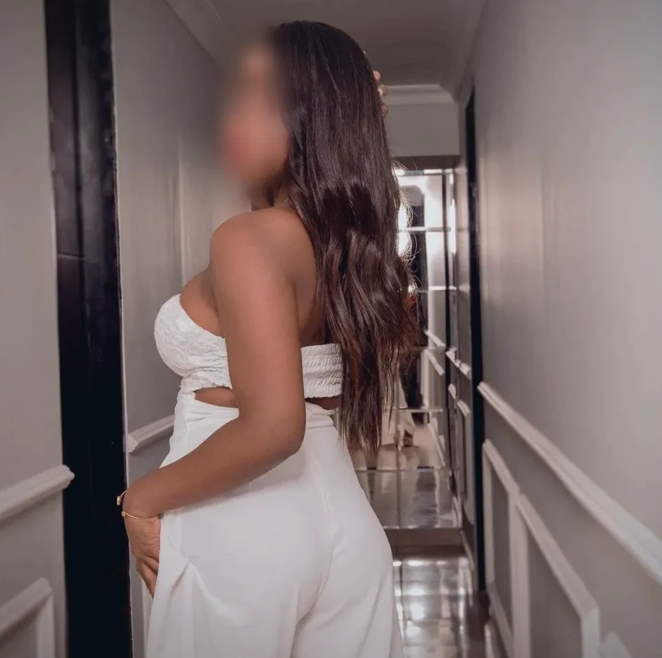 Vivien, 23